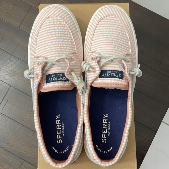 Coral and White Sperry - Picture 4 of 5